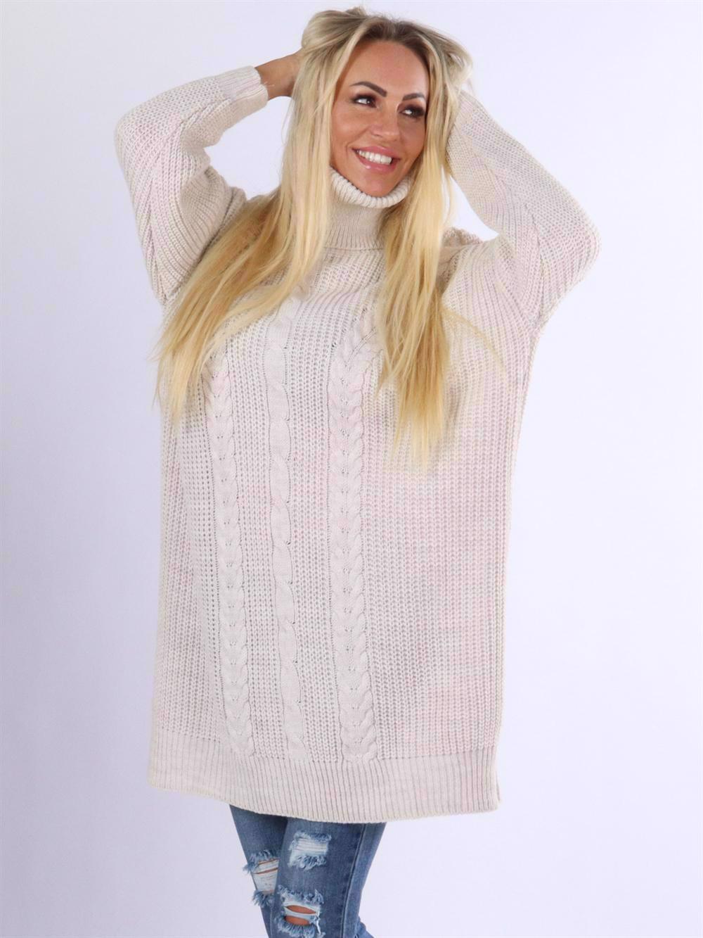 Jazmin - Højhalset strikkjole med kabelstrik